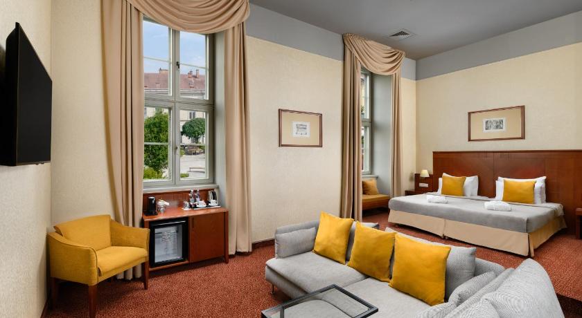 รูปของJunior Suite With 2 Single Beds And Sofa Bed 1