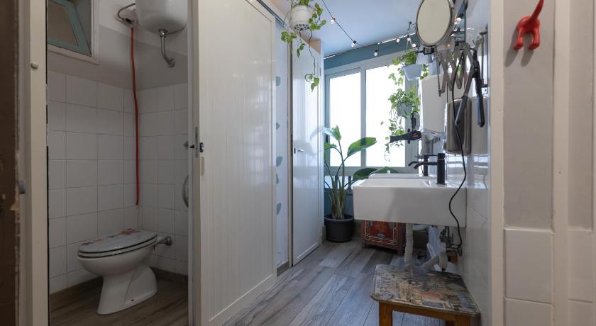 Image of Bed in 4-Bed Mixed Dormitory Room with Shared Bathroom 5