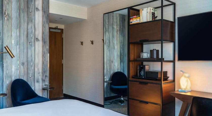 Image of King Room with City View - Hearing Accessible 1