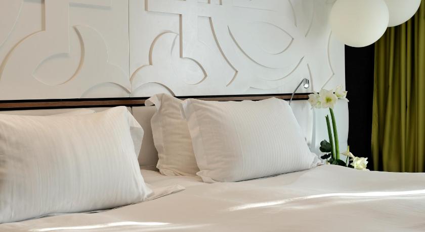 Image of Premium King Room with Pool View 4