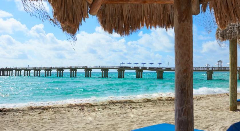a beach chair and umbrella on a sandy beach, Newport Beachside Hotel and Resort in Miami Beach (FL)