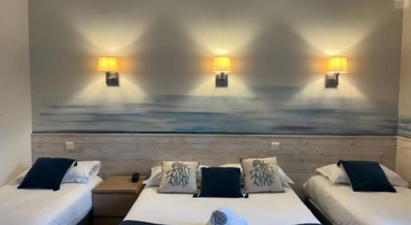 Image of Standard Quadruple Room with window overlooking the parking 4