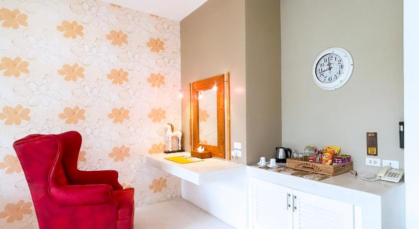 Image of Deluxe Pool View Suite 14