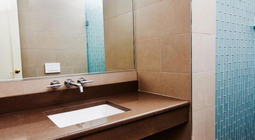 Фото: Апартаменты в пентхаусе с 1 спальней и кроватью размера «king-size» (Penthouse One-Bedroom Apartment with King Bed) 2