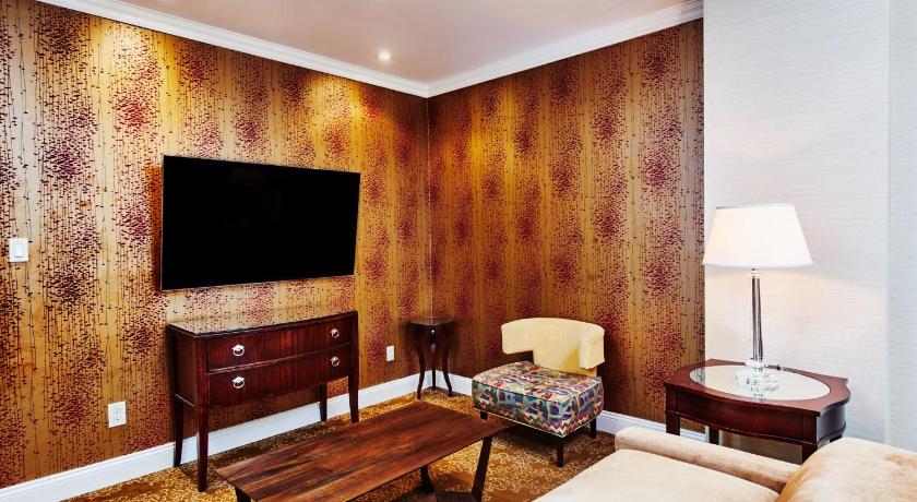 Фото: Апартаменты в пентхаусе с 1 спальней и кроватью размера «king-size» (Penthouse One-Bedroom Apartment with King Bed) 6