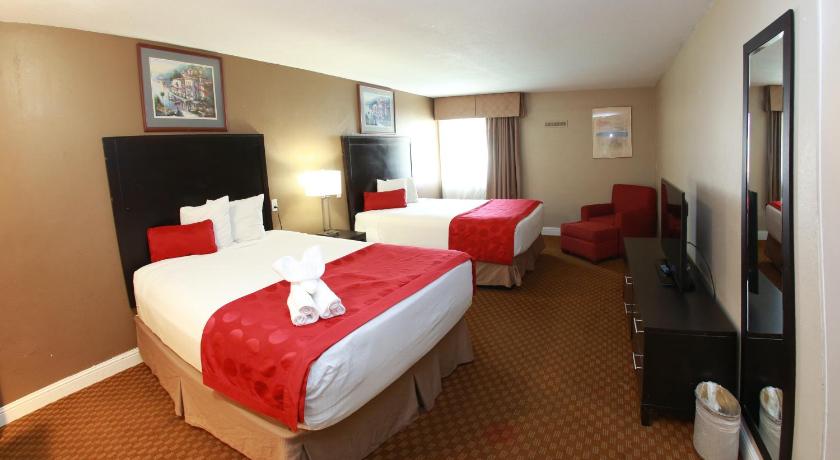 صورة جناح من غرفة واحدة مع سرير كينج وسريرين كوين لغير المدخنين (1 King Bed and 2 Queen Beds, One-Bedroom, Suite, Non-Smoking) 0