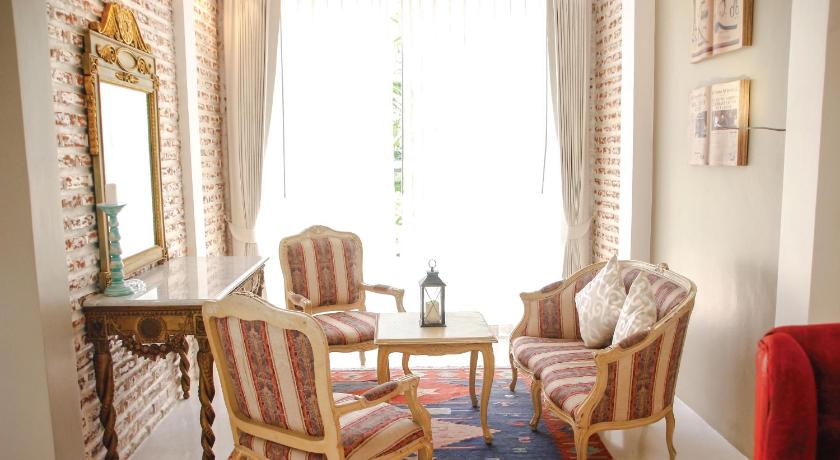 Image of Pool Access Suite 4