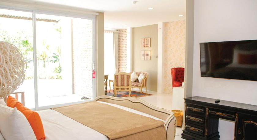 Image of Pool Access Suite 1