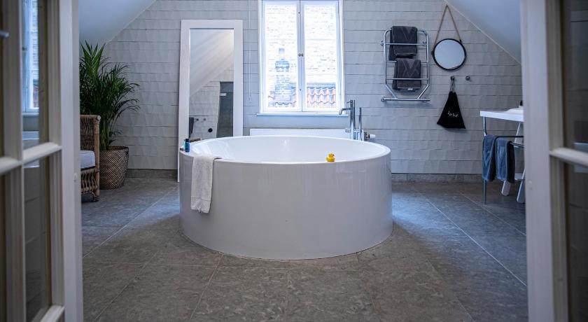 Bild av Suite - 1 King Bed, Nonsmoking, Bathtub, Sitting Area 6