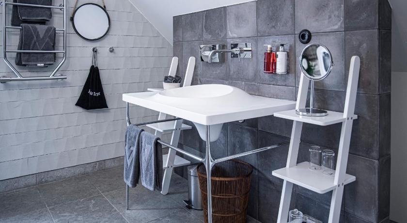 Bild av Suite - 1 King Bed, Nonsmoking, Bathtub, Sitting Area 9