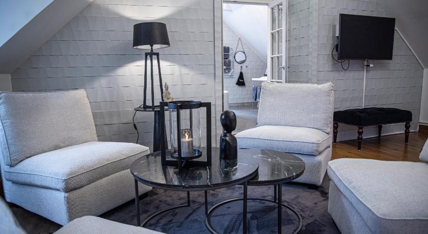 Bild av Suite - 1 King Bed, Nonsmoking, Bathtub, Sitting Area 10