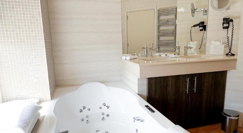 Immagine di Suite Mediterranée con Vista Mare (Suite Mediterranée with Sea View) 2