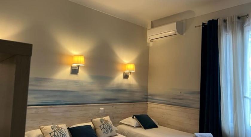 Image of Standard Quadruple Room with window overlooking the parking 3