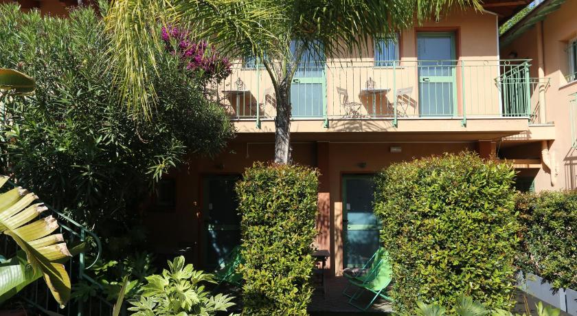 Image of Standard Double or Twin Room - Garden Side 11