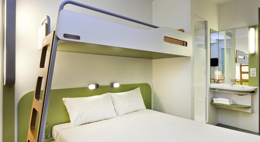 Image of Triple Room with double bed (59x75 in. [150x190  cm]) and bunk bed (31x75 in. [80x190 cm]) 3