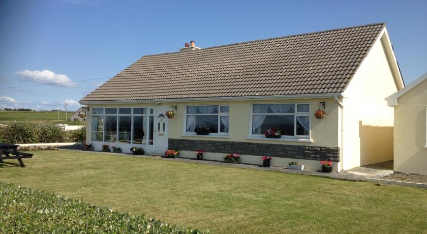 Seafront BNB — Hotel in Quilty