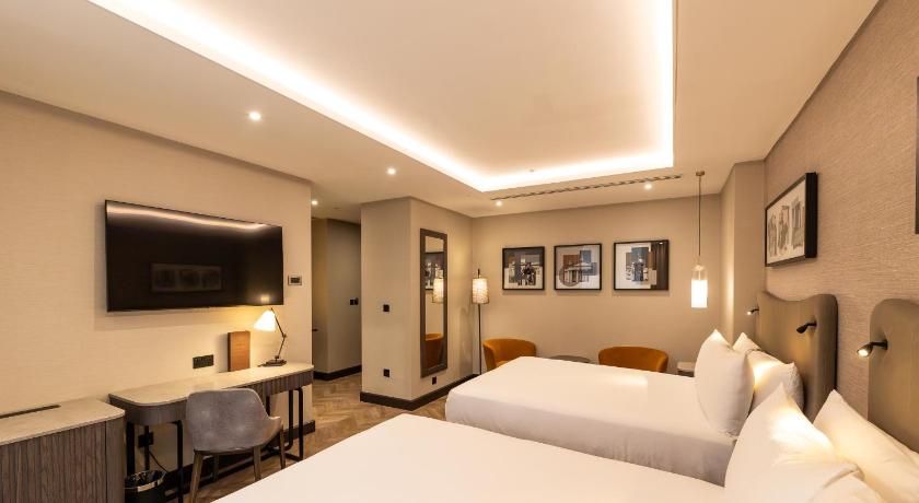 Image of Deluxe Family Room with Two Double Beds 0