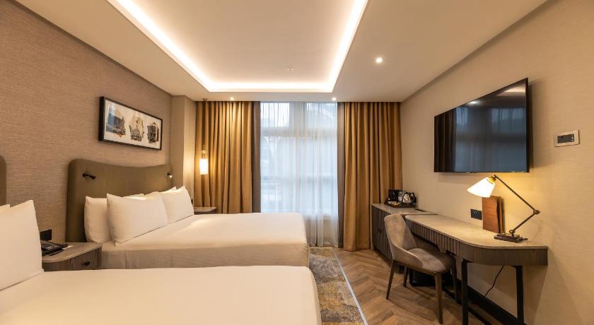 Image of Deluxe Family Room with Two Double Beds 7