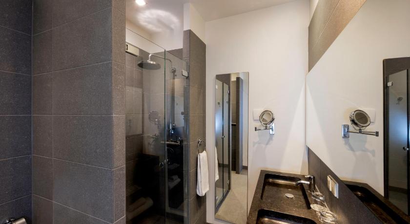 Image of Junior Suite with Spa Bath 2