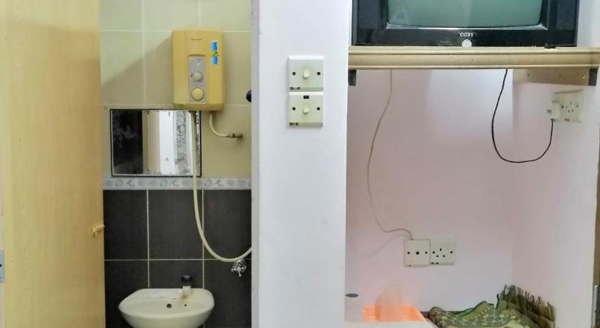 Image of Budget Double Room (No Window) 3