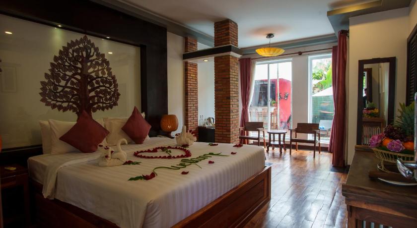 Image of Deluxe Double Room with Balcony and Pool view 5
