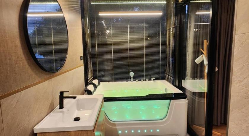 Image of Cottage with Jacuzzi 10
