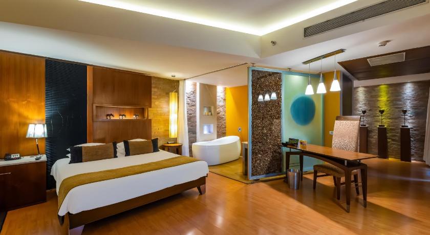 Image of Suite with Bathtub with Complimentary 2 way Airport Transfer , 15% discount on Food & Soft Beverages and 10% discount on Laundry Services 1