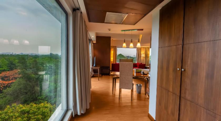 Image of Suite with Bathtub with Complimentary 2 way Airport Transfer , 15% discount on Food & Soft Beverages and 10% discount on Laundry Services 6