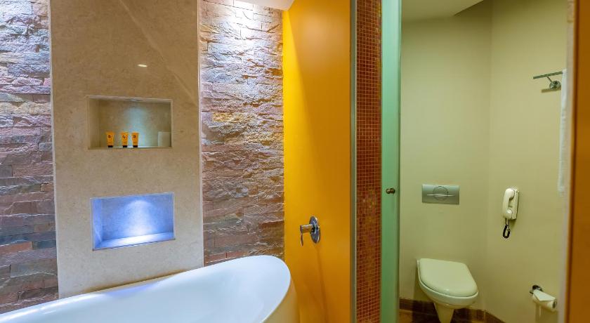 Image of Suite with Bathtub with Complimentary 2 way Airport Transfer , 15% discount on Food & Soft Beverages and 10% discount on Laundry Services 8