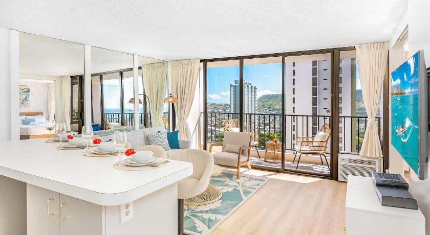 Waikiki condo with ocean & mountain views