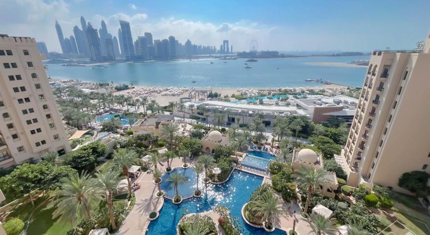 Fairmont Luxury Penthouse Private gym & pool - image 11