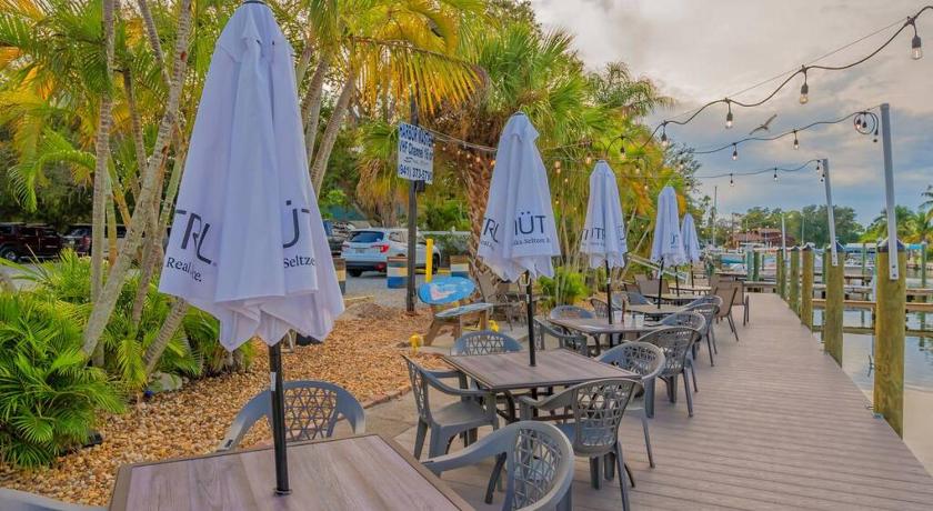 サラソタ Heated Pool, Strong WI-FI, TV, Tiki Bar & Grill! 3つ星 宿泊施設 外観