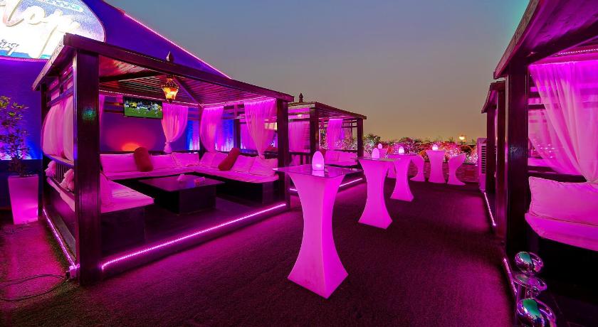 Royal Ascot Hotel - image 2