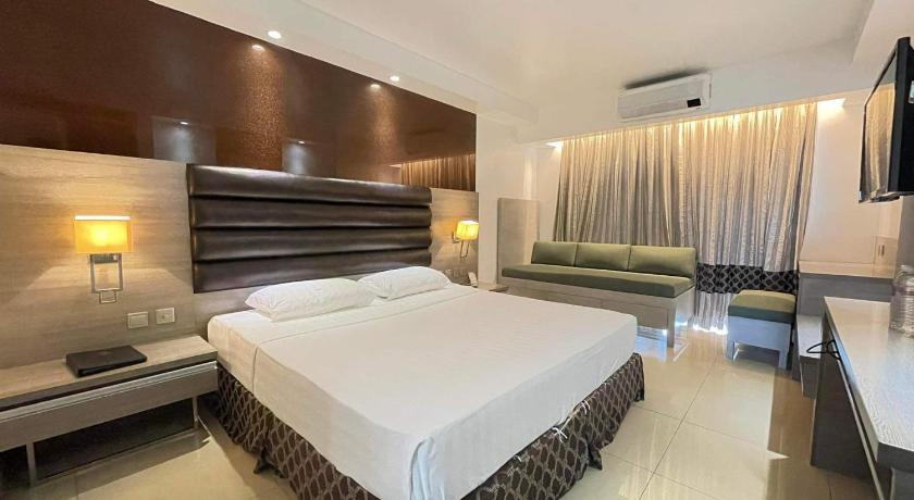 Foto Deluxe King dengan Kamar Mandi Kaca (Deluxe King with Glass Bathroom) 3