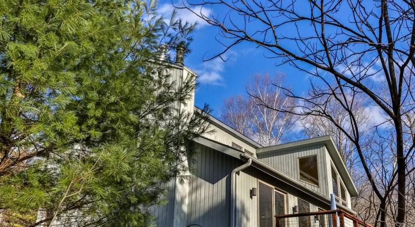 헨슨빌 (NY) Mountain house w/ stunning views & gourmet kitchen 2성급 숙소 수영장