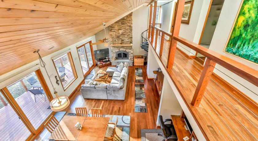 헨슨빌 (NY) Mountain house w/ stunning views & gourmet kitchen 2성급 숙소 레스토랑