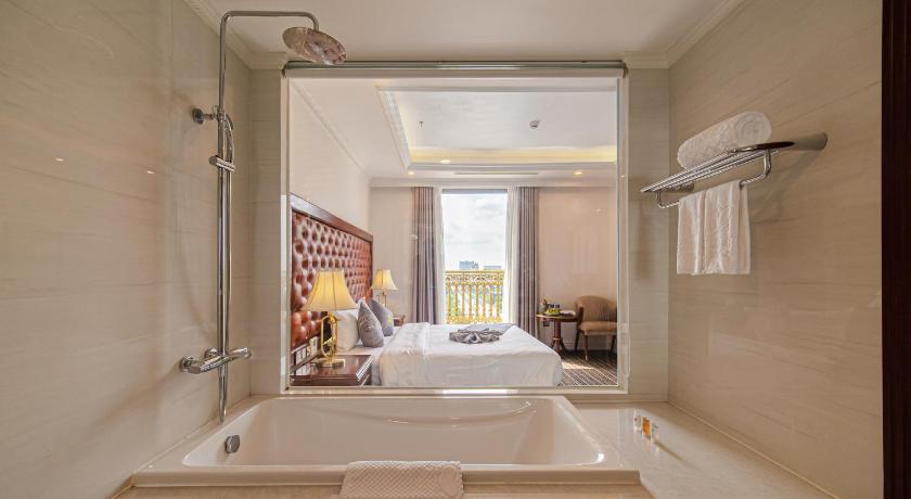 Image of Superior 1 King Bed Room 2