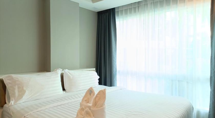 Image of Premier Suite Pool View 7