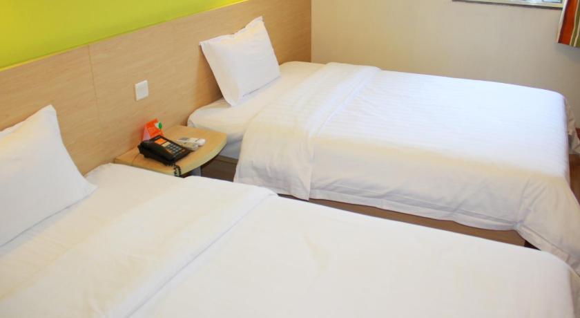 a hotel room with two beds and two lamps, 7 Days Inn Wuhan Wuchang Railway Station Shouyi Road Subway Branch in Wuhan