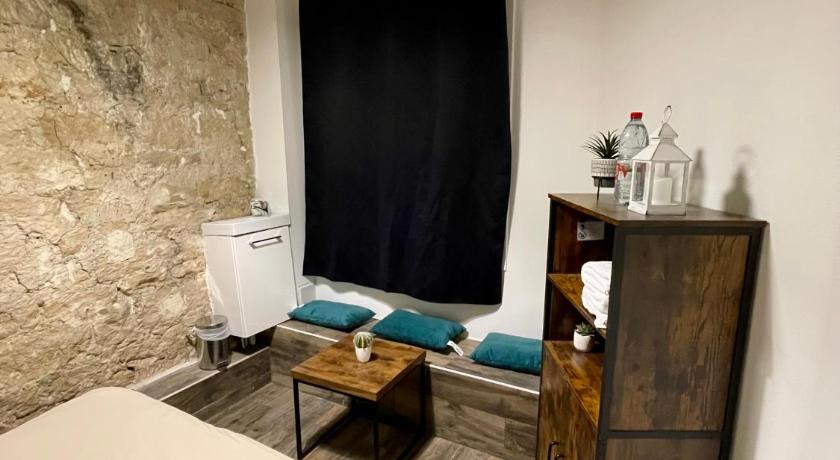 Image of Double with Shared Bathroom 8