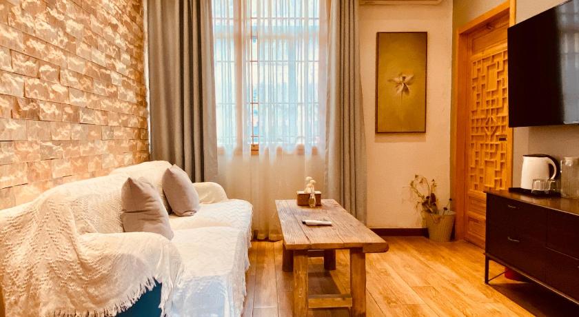 Image of Deluxe Suite with Bathtub 4