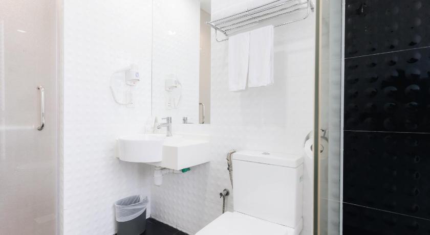 Image of Signature Corner Room with King Bed 9