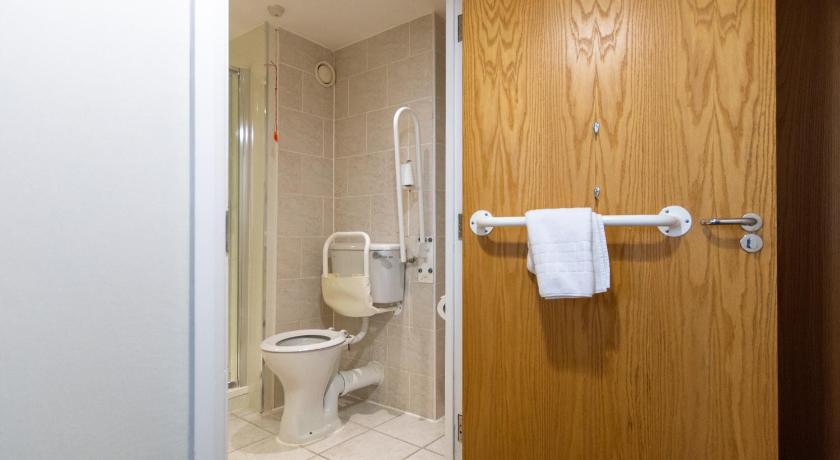 Image of 1 King Bed Standard Accessible 5