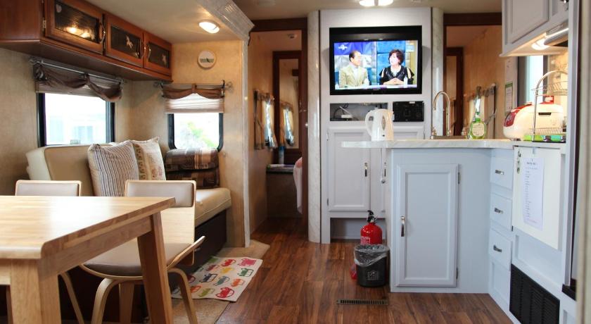 Image of Deluxe Caravans 16
