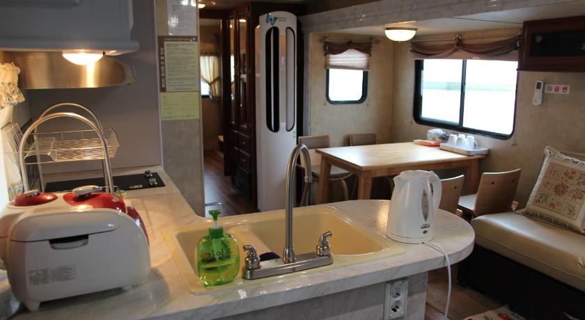 Image of Deluxe Caravans 15