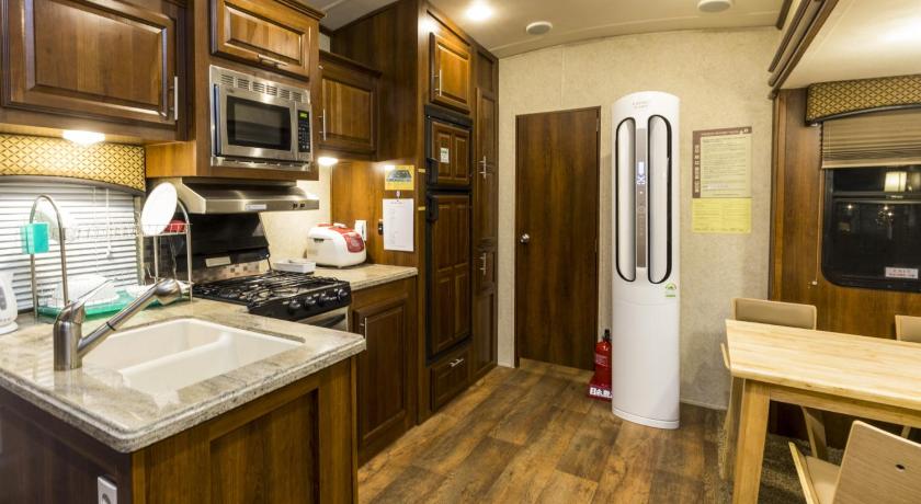 Image of Standard Caravan 7