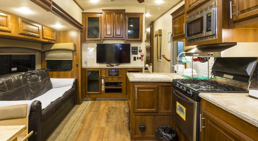 Image of Standard Caravan 0