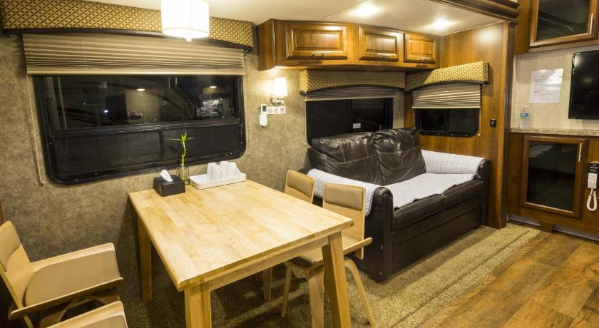 Image of Standard Caravan 13