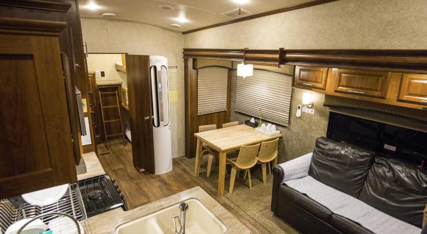 Image of Standard Caravan 6