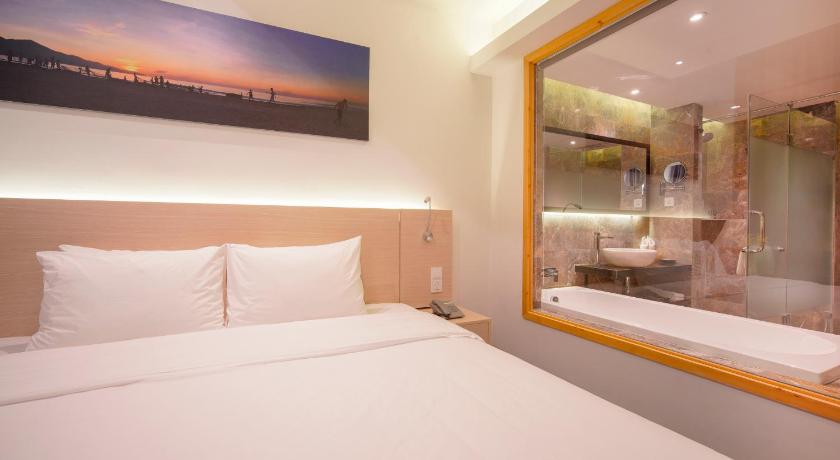 Image of Deluxe King Garden View 16
